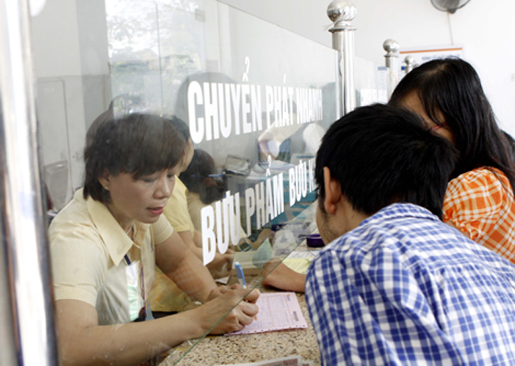 Khách hàng giao dịch tại Vietnam Post. Ảnh tư liệu: Minh Tú/TTXVN
