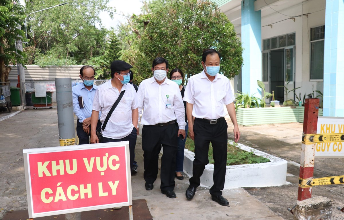 Đoàn công tác kiểm tra khu vực cách ly điều trị COVID-19 tại Bến Tre. (Ảnh: Huỳnh Phúc Hậu/TTXVN)