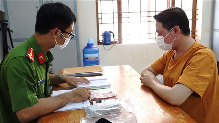 Ngày 4-2-2021, Cơ quan Cảnh sát điều tra Công an huyện Châu Thành, tỉnh Tây Ninh tạm giữ hình sự đối tượng Huỳnh Út Tám, ngụ ấp Xẻo Ngát A, xã Tân Thạnh, huyện An Minh, tỉnh Kiên Giang để điều tra làm rõ hành vi cho vay lãi nặng. Ảnh: Thanh Tân/TTXVN