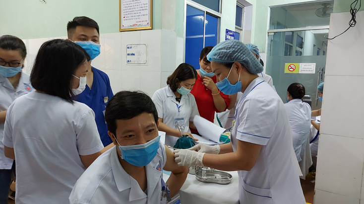 Ngành Y tế đang triển khai hoạt động tiêm vắc-xin phòng Covid-19 cho lực lượng tuyến đầu chống dịch.