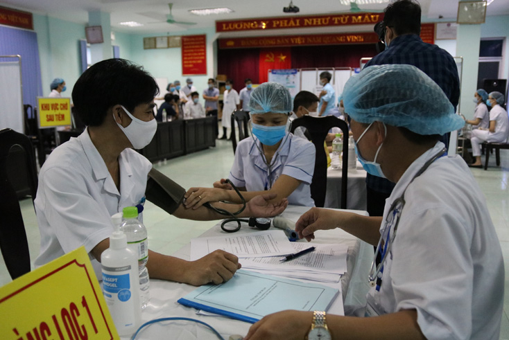 Hoạt động sàng lọc trước tiêm xắc-xin phòng Covid-19 được các cơ sở y tế thực hiện nghiêm túc.