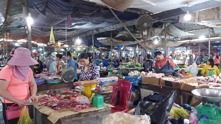 Vẫn còn tình trạng người dân “lơ là” khẩu trang ở nơi công cộng.
