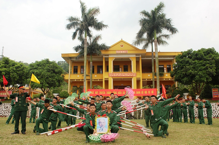 Cán bộ, chiến sĩ Trung đoàn Bộ binh 111 (Sư đoàn 306, Quân đoàn 2) múa hát tập thể mừng sinh nhật Bác Hồ.