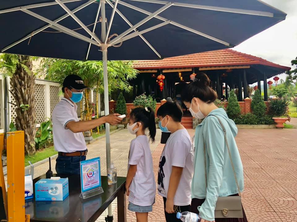 Du khách đã nghiêm túc chấp hành các quy tắc phòng, chống dịch Covid-19 khi tham quan các điểm đến ở Quảng Bình.