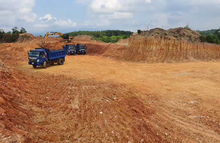 Các mỏ đất làm vật liệu san lấp đã góp phần phục vụ tốt cho việc xây dựng cơ sở hạ tầng.