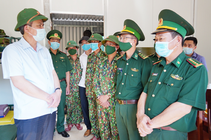  Đồng chí Chủ tịch UBND tỉnh Trần Thắng kiểm tra điều kiện sinh hoạt của cán bộ, chiến sỹ tại chốt kiểm soát, phòng chống dịch Covid -19 bản A Ky, xã Thượng Trạch.