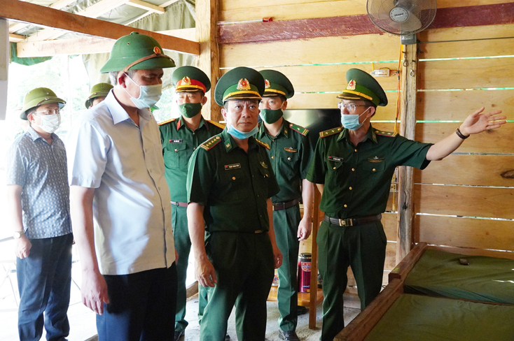 Đồng chí Chủ tịch UBND tỉnh kiểm tra tình hình đời sống, sinh hoạt của cán bộ, chiến sỹ tại chốt kiểm soát, phòng chống dịch Covid -19 bản Troi, xã Thượng Trạch.
