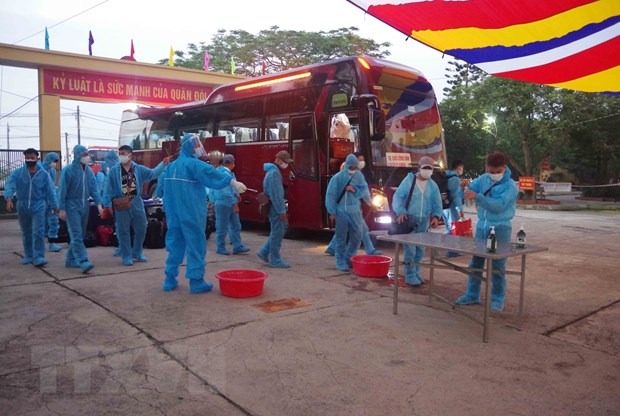 Hưng Yên tiếp nhận 220 công dân từ Nhật bản về cách ly tập trung. (Ảnh: Đinh Tuấn/TTXVN)