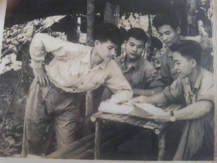 Ông Nhẫn đang chia sẻ niềm vui cùng đồng đội khi nhận được thư gia đình năm 1968. (Ảnh tư liệu)