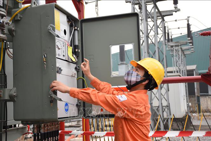 EVN đảm bảo cung cấp điện trong các ngày nghỉ lễ 30-4, 1-5. Ảnh: TTXVN.
