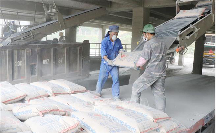 Công nhân Công ty cổ phần xi măng La Hiên - VVMI bốc xếp xi măng cho khách hàng. Ảnh minh họa: Hoàng Nguyên/TTXVN