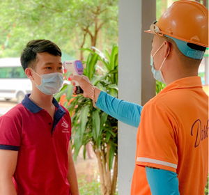 Du khách được đo thân nhiệt khi đến và rời Phong Nha-Kẻ Bàng.