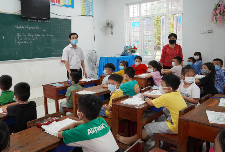 Đoàn công tác của Sở GD-ĐT Quảng Bình kiểm tra công tác phòng, chống dịch Covid-19 tại Trường tiểu học số 1 Ba Đồn (TX. Ba Đồn).