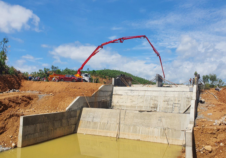Nhiều công trình dự án lớn được đẩy nhanh tiến độ thi công đã góp phần tăng giá trị khối lượng đầu tư công 36,9% so với cùng kỳ năm 2020.