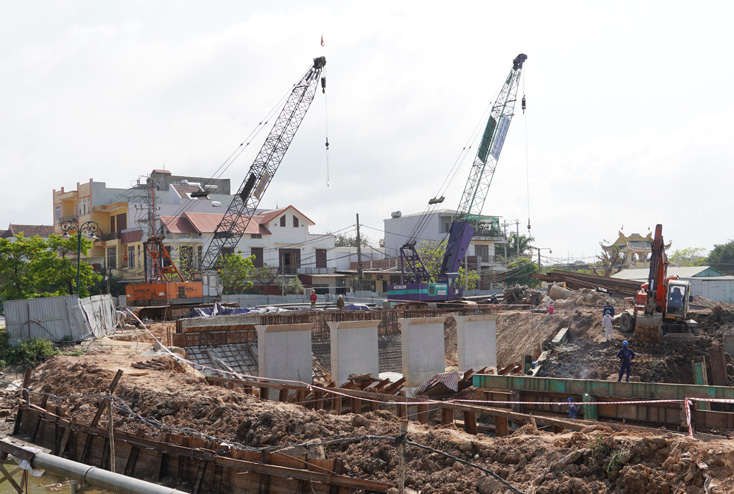 Nhiều công trình dự án lớn được đẩy nhanh tiến độ thi công đã góp phần tăng giá trị khối lượng đầu tư công 36,9% so với cùng kỳ năm 2020.   