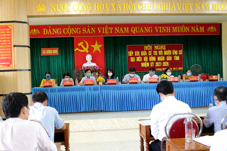 Các ứng cử viên ứng cử đại biểu HĐND tỉnh nhiệm kỳ 2021-2026 thuộc tổ bầu cử số 11 tiếp xúc với cử  tri.