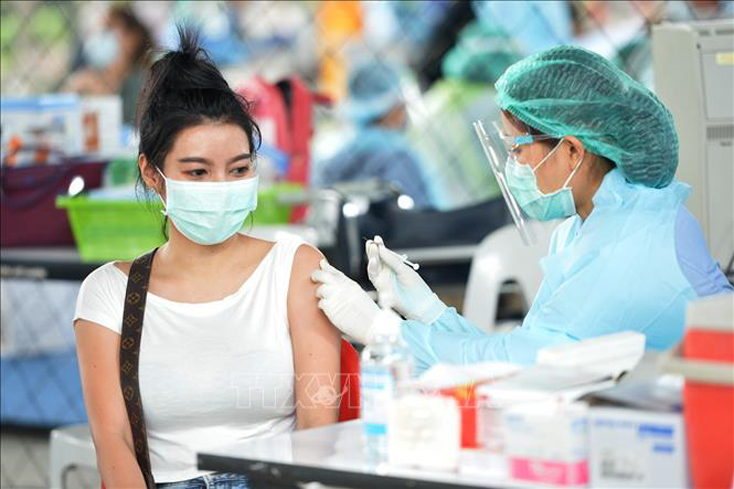 Nhân viên y tế tiêm vaccine phòng COVID-19 cho người dân tại Bangkok, Thái Lan. Ảnh: THX/TTXVN