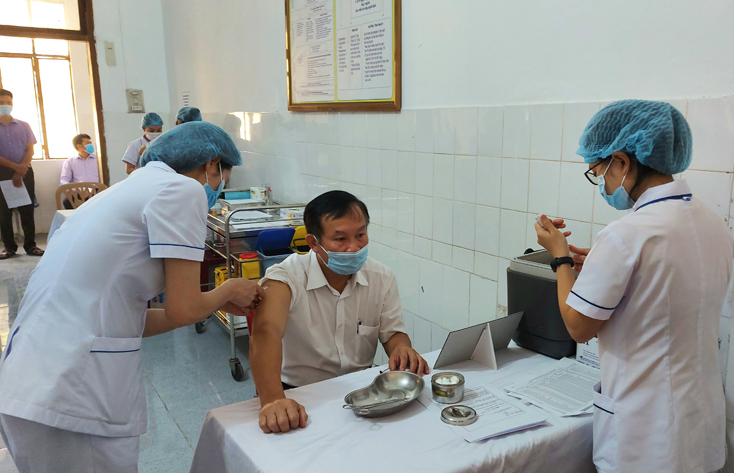 Tiêm vắc xin phòng Covid-19 cho lực lượng tuyến đầu phòng chống dịch.