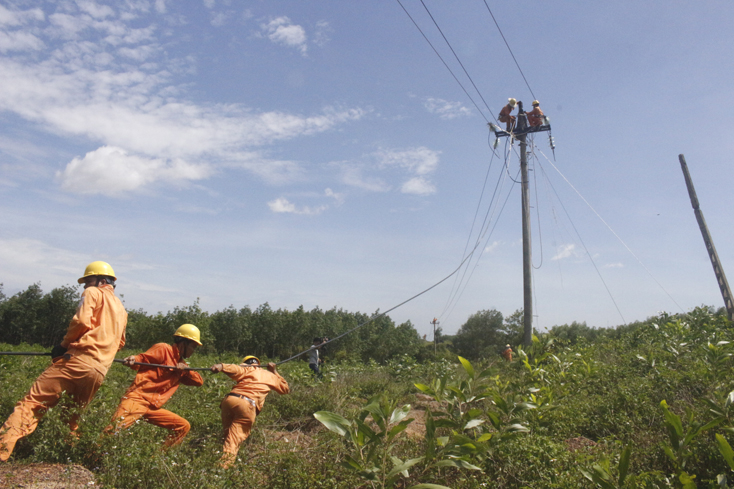 Công nhân PC Quảng Binh thi công nâng cấp hệ thống lưới điện 220kV.