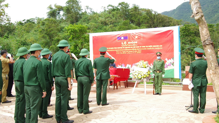 Quang cảnh lễ đón 16 hài cốt liệt sỹ.