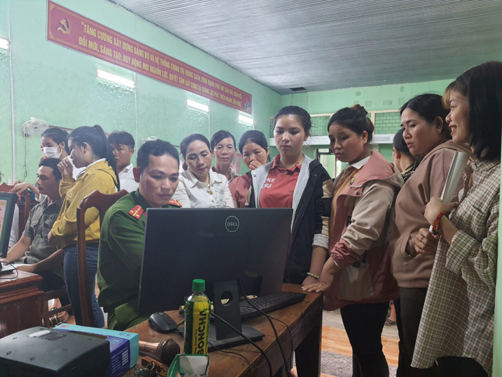 Thượng úy Trần Nhật Hoàng đang lấy vân tay cho người dân.
