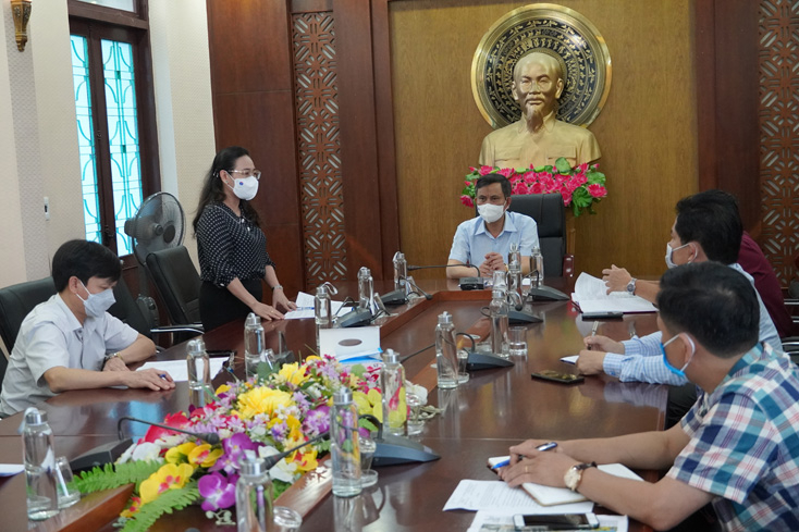Đồng chí Phạm Thị Hân, Uỷ viên Ban Thường vụ Tỉnh ủy, Chủ tịch Uỷ ban MTTQVN tỉnh phát biểu chỉ đạo thêm tại cuộc làm việc với thị xã Ba Đồn.