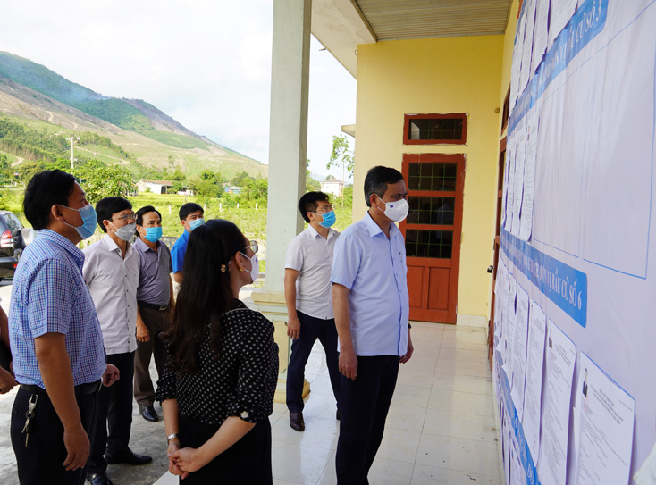 Đồng chí Chủ tịch UBND tỉnh, Chủ tịch UBBC tỉnh Trần Thắng kiểm tra công tác chuẩn bị bầu cử đại biểu Quốc hội khóa XV và đại biểu HĐND các cấp nhiệm kỳ 2021-2026 tại xã Quảng Hợp, huyện Quảng Trạch.