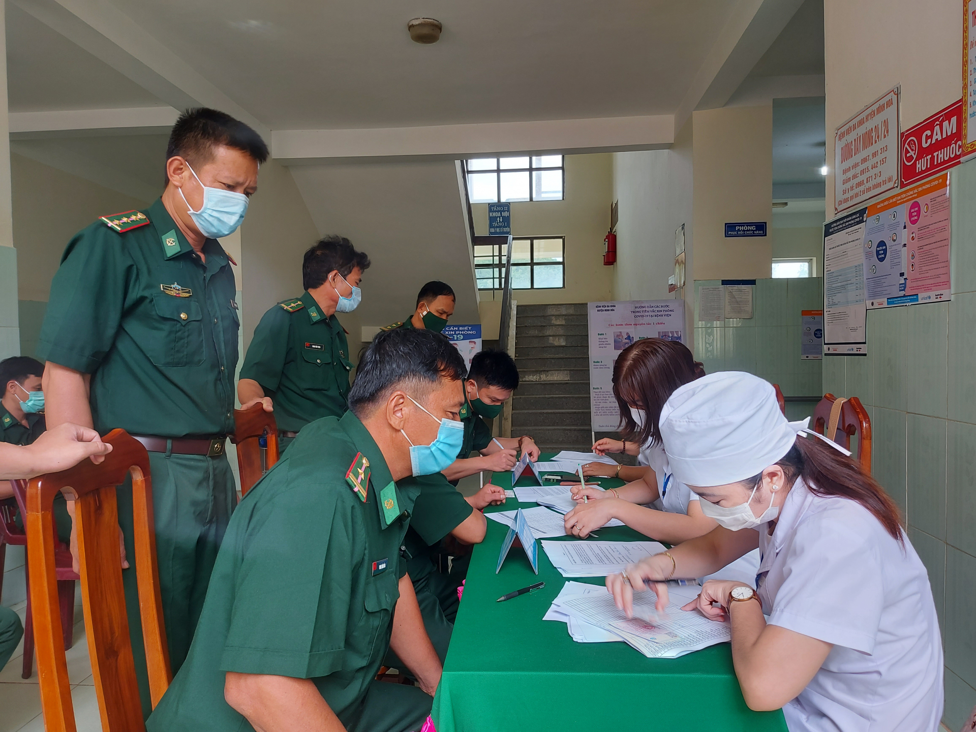 Cán bộ, chiến sỹ Đồn Biên phòng Ra Mai làm thủ tục tiêm chủng.