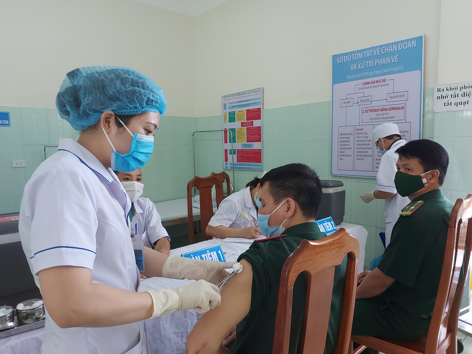 Tiêm chủng Covid-19 cho các đối tượng ưu tiên.