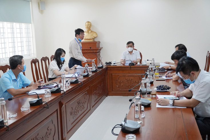 Lãnh đạo UBBC thành phố Đồng Hới báo cáo tình hình thực hiện công tác bầu cử đại biểu Quốc hội khóa XV và đại biểu HĐND các cấp nhiệm kỳ 2021 - 2026 tại thành phố Đồng Hới.