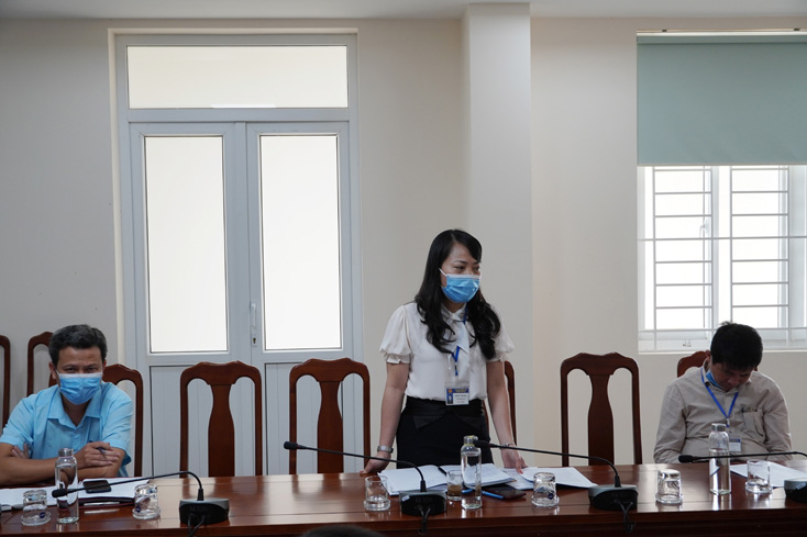 Thành viên UBBC thành phố Đồng Hới báo cáo thêm một số nội dung đã thực hiện cho công tác bầu cử.