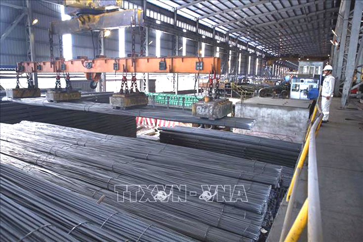 Bốc xếp sản phẩm thép xây dựng tại Công ty CP Thép Hòa Phát Hải Dương. Ảnh: Danh Lam/TTXVN