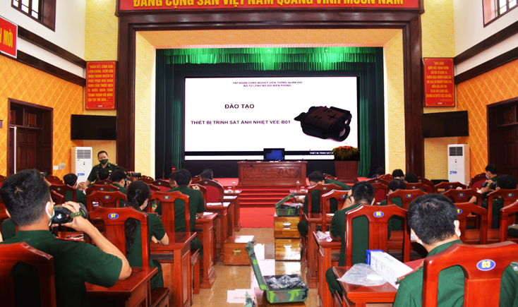 Huấn luyện sử dụng thiết bị trinh sát ảnh nhiệt cho lực lượng bộ đội biên phòng tỉnh Quảng Bình. 
