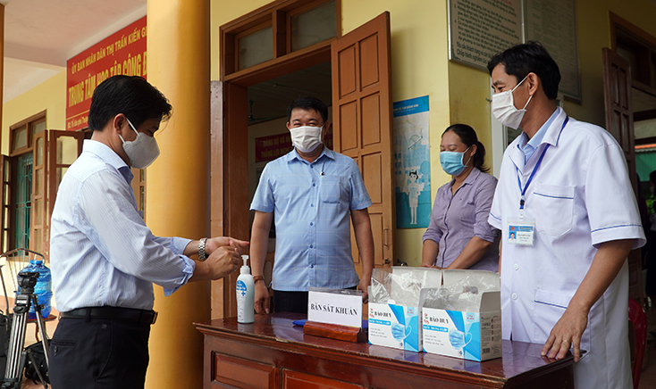 Cán bộ và nhân dân tham gia hội nghị tiếp xúc cử tri tuân thủ các quy định về phòng chống dịch bệnh Covid-19.
