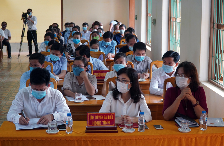Các ứng cử viên đại biểu HĐND tỉnh đang tiếp xúc với cử tri huyện Lệ Thủy