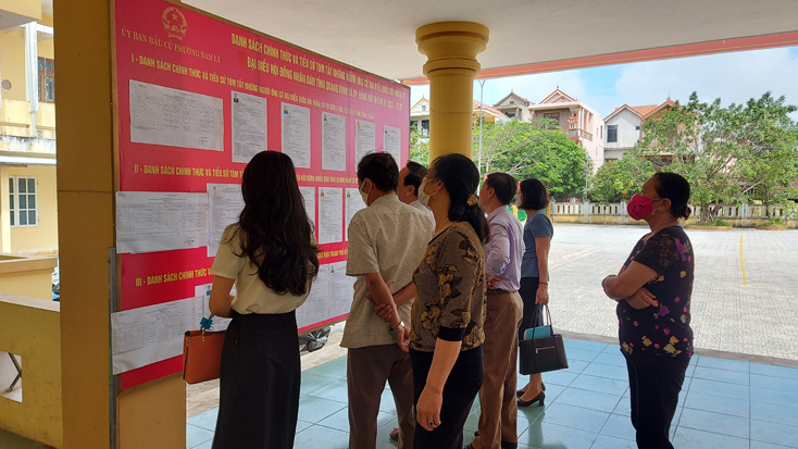 Cử tri tìm hiểu, nghiên cứu về tiểu sử của các ứng cử viên.