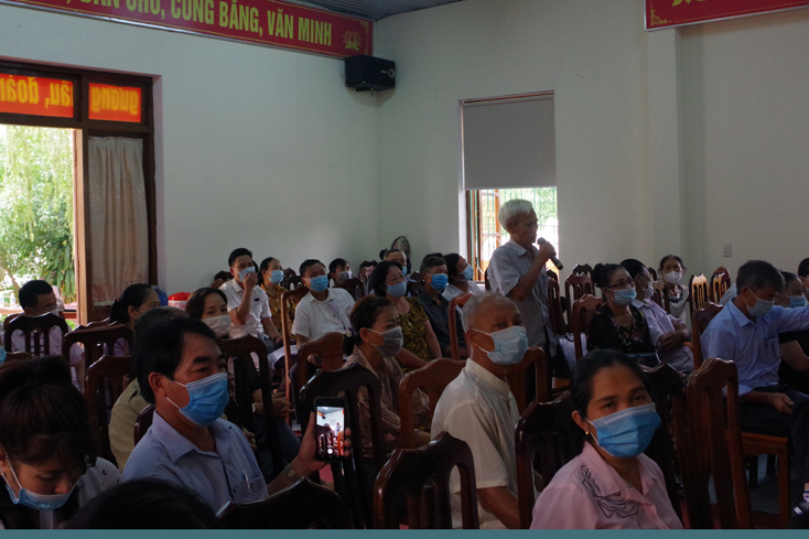 Cử tri tham gia ý kiến tại hội nghị