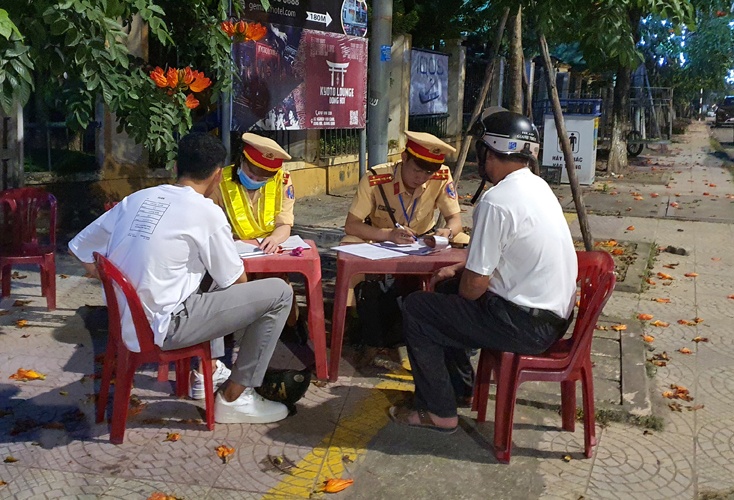 Lực lượng Cảnh sát giao thông, Công an TP. Đồng Hới xử lý các trường hợp vi phạm.
