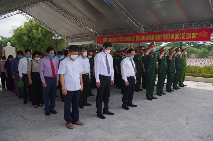 Các đại biểu dành phút mặc niệm để tưởng nhớ công lao to lớn của các anh hùng liệt sỹ.