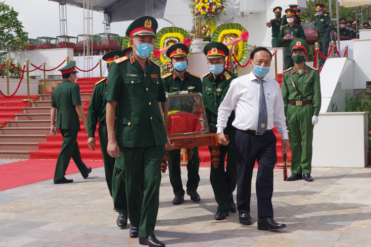 Đồng chí Phó Bí thư Thường trực Tỉnh ủy, Chủ tịch HĐND tỉnh Trần Hải Châu và Thiếu tướng Nguyễn Đức Hóa tiễn đưa các liệt sỹ về với đất mẹ tại Nghĩa trang liệt sỹ Ba Dốc.