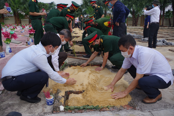 Các đại biểu tiễn đưa các liệt sỹ về nơi an nghỉ.