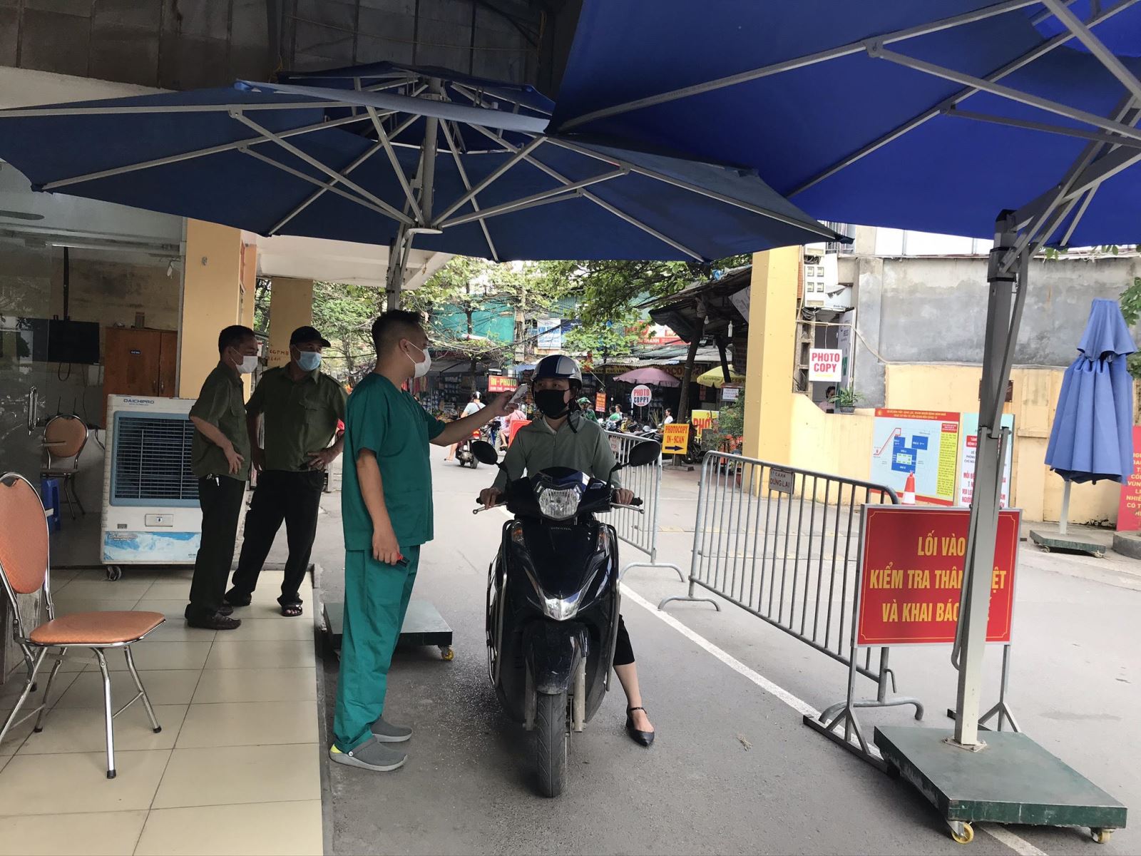 Sàng lọc người mắc COVID-19 ngay tại cổng bệnh viện. Ảnh: Tạ Nguyên 