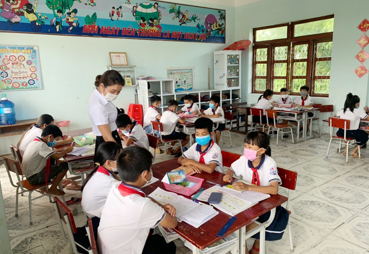 Các em học sinh được nhà trường, phụ huynh nhắc nhở để nâng cao ý thức phòng, chống dịch.