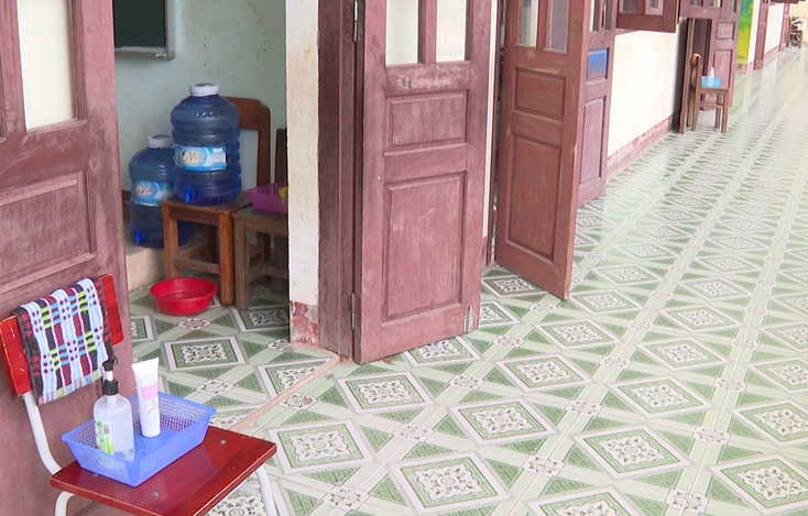 Các trường học bố trí dung dịch sát khuẩn trước cửa lớp.