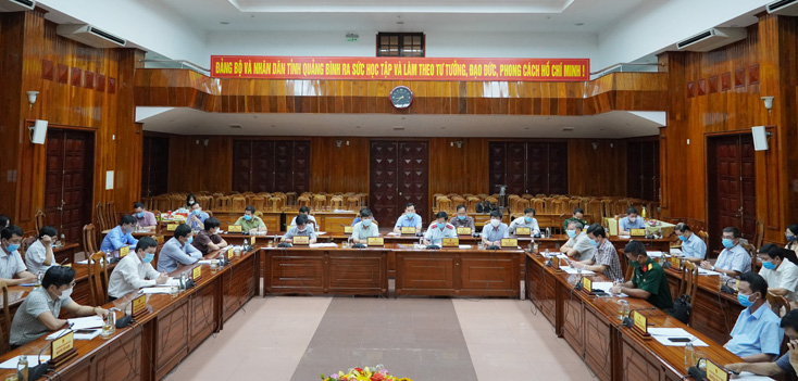 Toàn cảnh phiên họp thường kỳ tháng 4-2021 của UBND tỉnh.