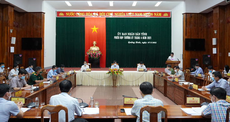 Đồng chí Giám đốc Sở Kế hoạch-Đầu tư báo cáo tình hình KT-XH tháng 4 và 4 tháng đầu năm 2021.