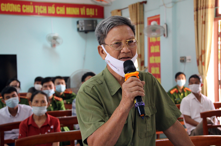 Cử tri xã Cảnh Hóa bày tỏ tâm tư, nguyện vọng của mình tại hội nghị.