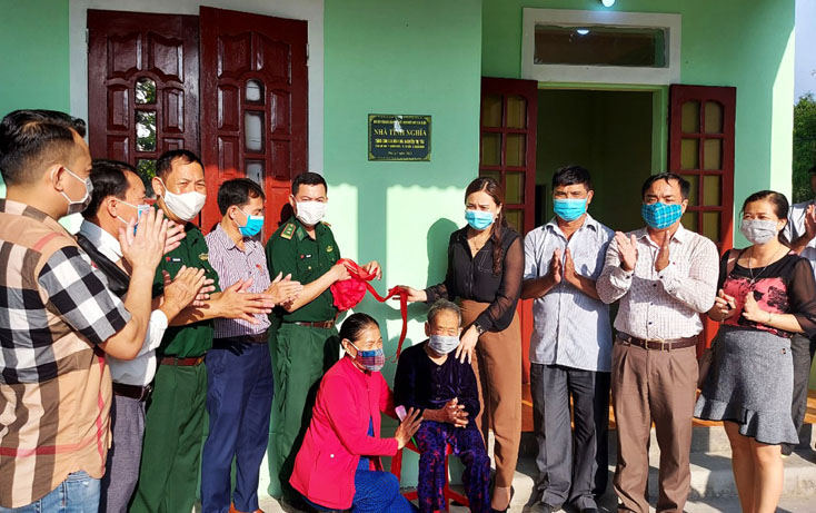 Đồn Biên phòng cửa khẩu Cảng Gianh, Ủy ban MTTQVN thị xã Ba Đồn cắt băng khánh thành và bàn giao nhà tình nghĩa cho gia đình bà Nguyễn Thị Tỏa...