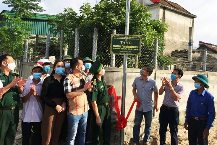 ...và bàn giao công trình “Ánh sáng vùng biên” cho tổ dân phố Diên phúc, phường Quảng Phúc .