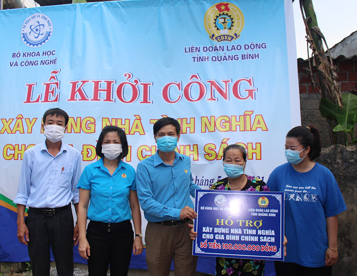 1. Thừa ủy quyền của Bộ trưởng Bộ KHCN, đồng chí Võ Văn Tiến, Phó Chủ tịch LĐLĐ tỉnh trao 100 triệu đồng hỗ trợ xây nhà cho bà Dương Thị Chiến.